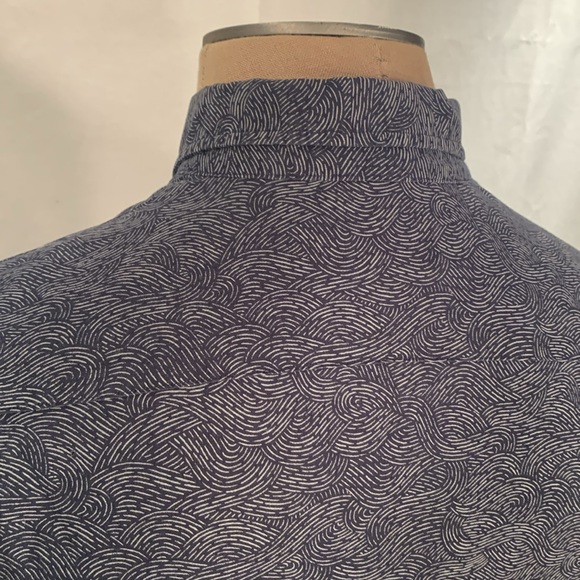Club Monaco Navy wave pattern button down Size Small - Picture 5 of 6